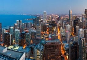 Muốn mua vé máy bay đi Chicago giá rẻ, nên mua của hãng nào?